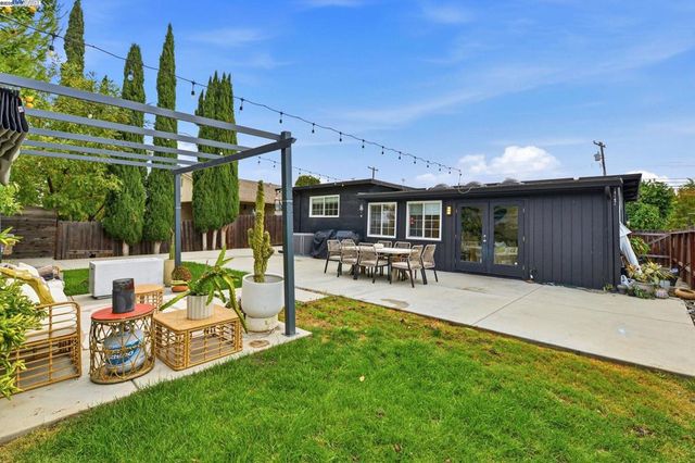 2823 Hilltop Rd, Concord, CA 94520