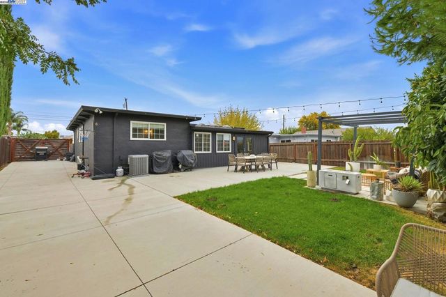 2823 Hilltop Rd, Concord, CA 94520