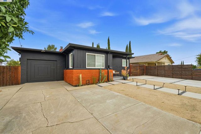 2823 Hilltop Rd, Concord, CA 94520