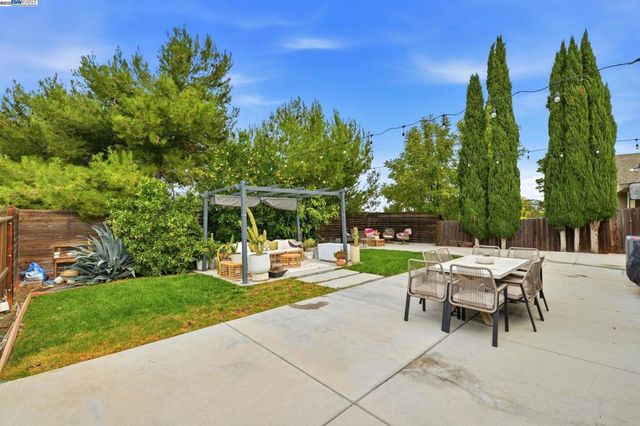 2823 Hilltop Rd, Concord, CA 94520