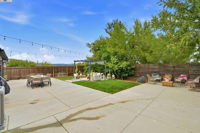 2823 Hilltop Rd, Concord, CA 94520