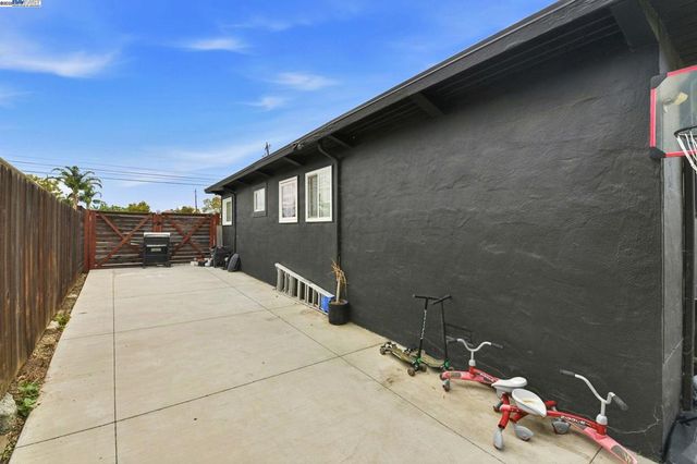 2823 Hilltop Rd, Concord, CA 94520