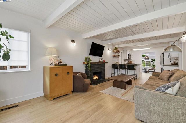 2823 Hilltop Rd, Concord, CA 94520