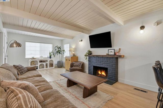 2823 Hilltop Rd, Concord, CA 94520