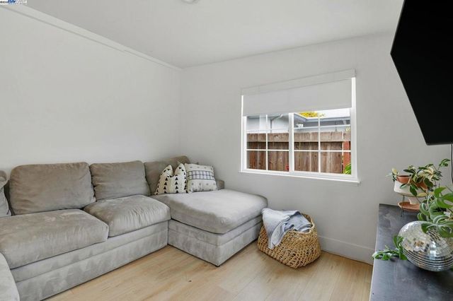 2823 Hilltop Rd, Concord, CA 94520