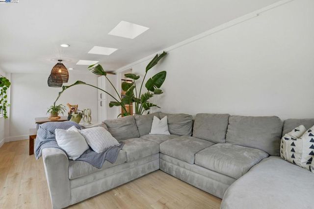 2823 Hilltop Rd, Concord, CA 94520