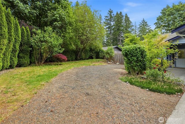 141 E Village View Drive, Allyn, WA 98524