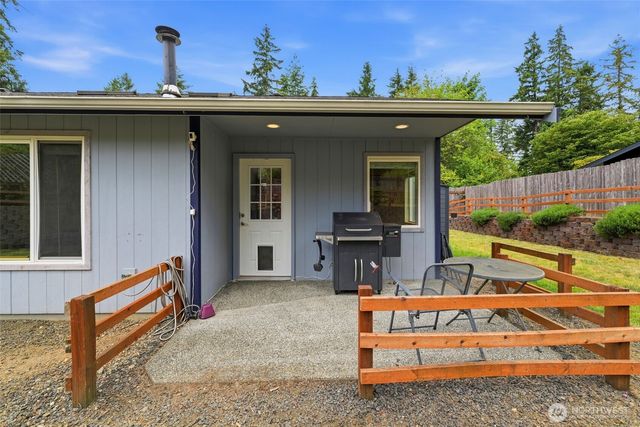 141 E Village View Drive, Allyn, WA 98524