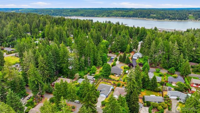 141 E Village View Drive, Allyn, WA 98524