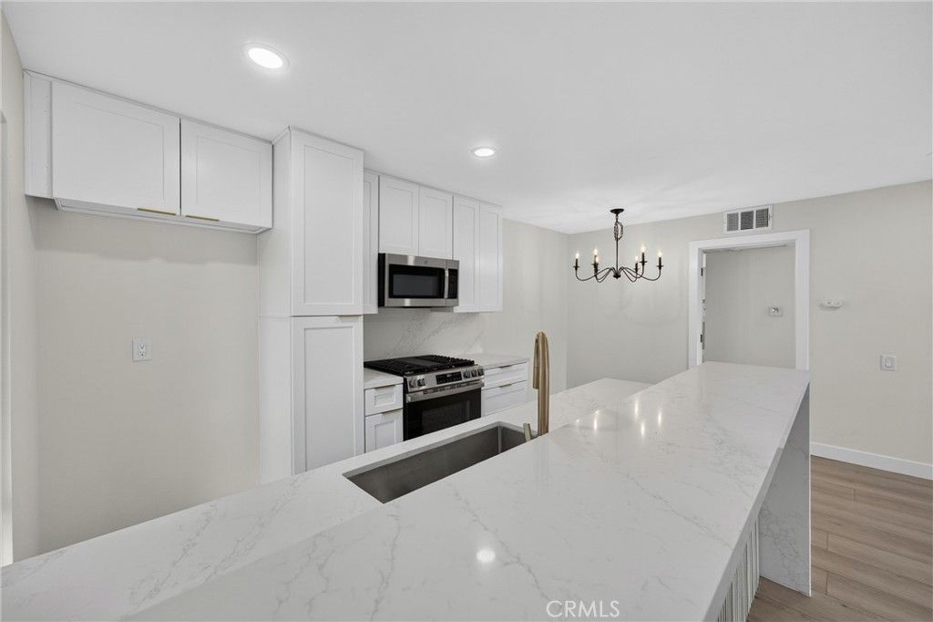 Image 10 of property listing at 2807 S Fairview C, Santa Ana, CA 92704