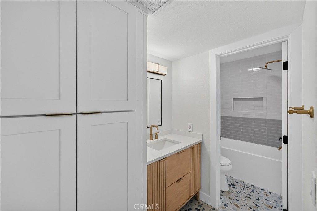 Image 13 of property listing at 2807 S Fairview C, Santa Ana, CA 92704