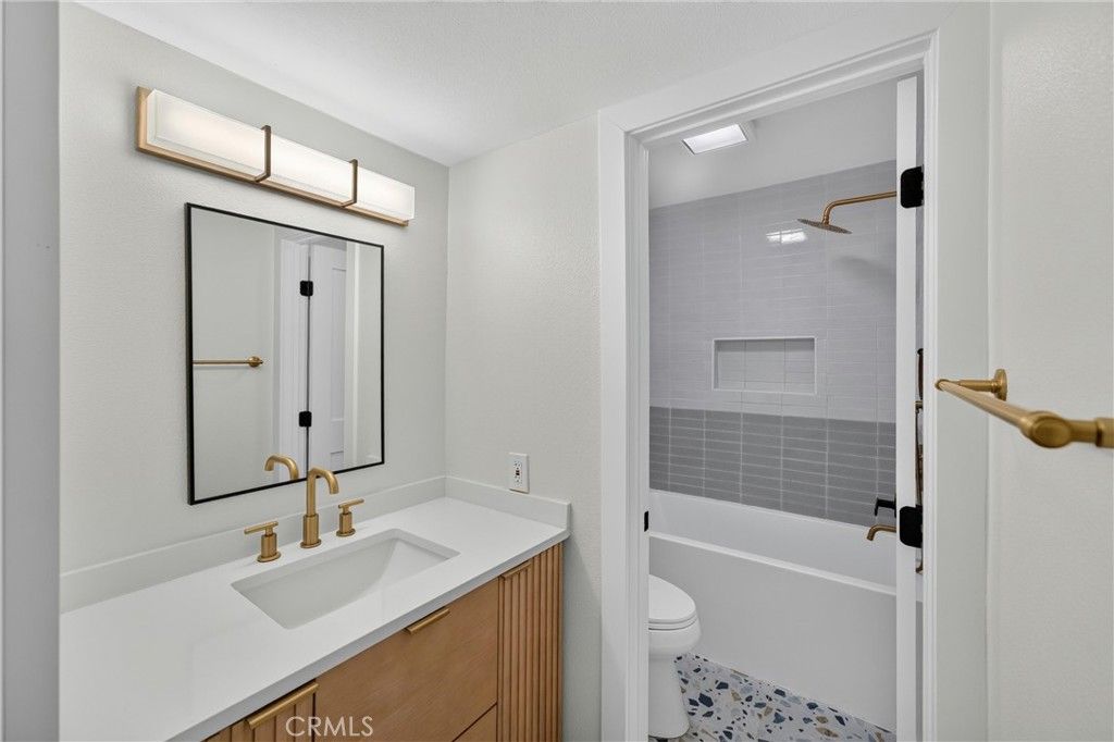 Image 14 of property listing at 2807 S Fairview C, Santa Ana, CA 92704