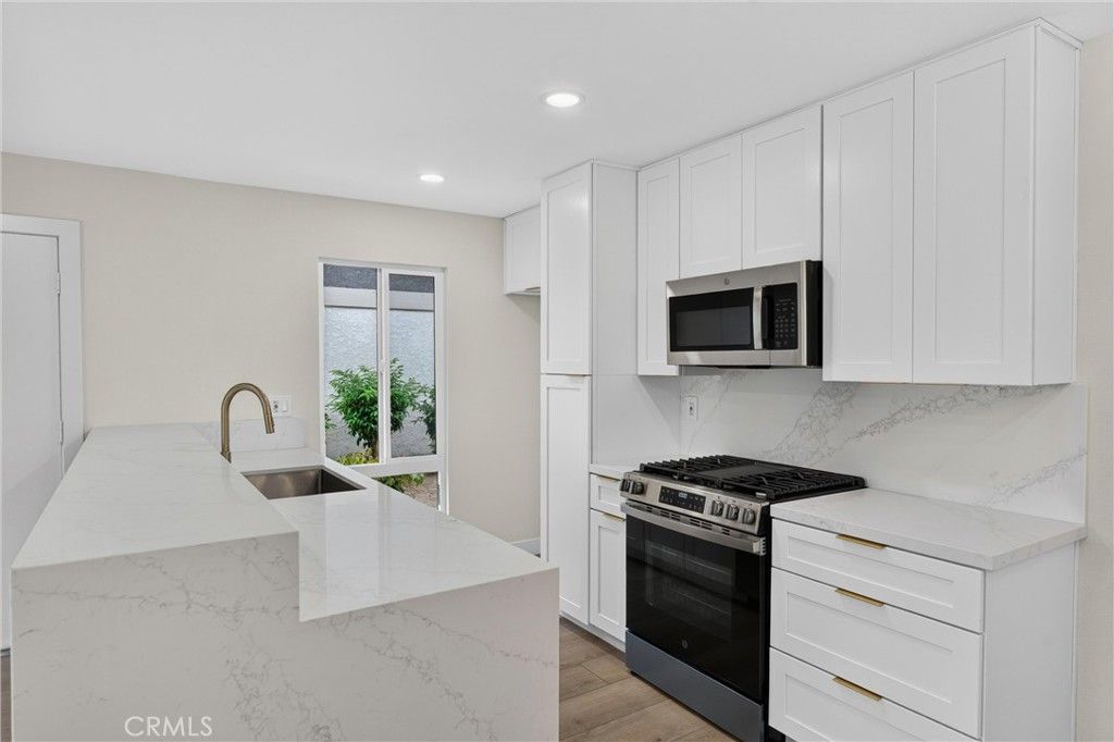 Image 8 of property listing at 2807 S Fairview C, Santa Ana, CA 92704