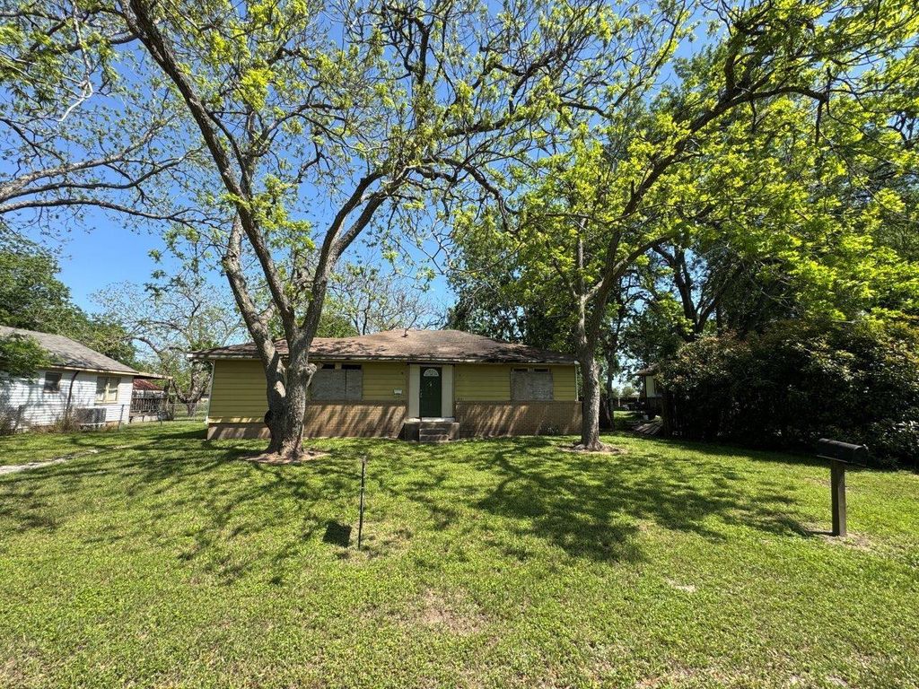 408 Speed Street, Wharton, TX 77488