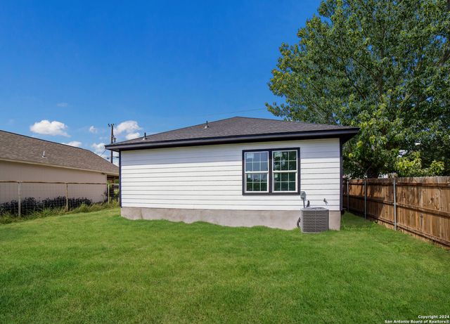 1032 BLUERIDGE DR, Canyon Lake, TX 78133