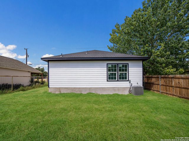 1032 BLUERIDGE DR, Canyon Lake, TX 78133