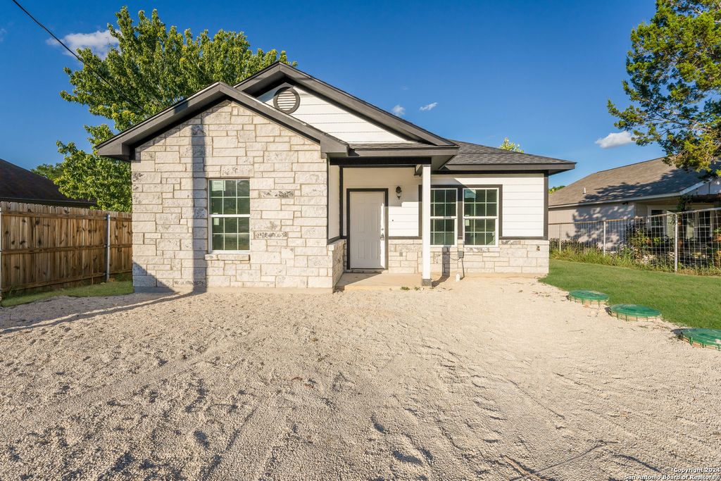 1032 BLUERIDGE DR, Canyon Lake, TX 78133