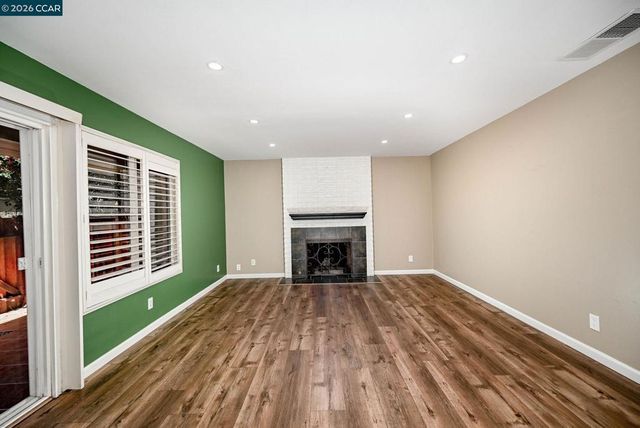 825 Oak Grove Rd 16, Concord, CA 94518