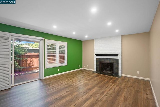 825 Oak Grove Rd 16, Concord, CA 94518