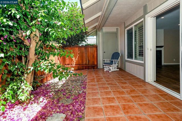 825 Oak Grove Rd 16, Concord, CA 94518
