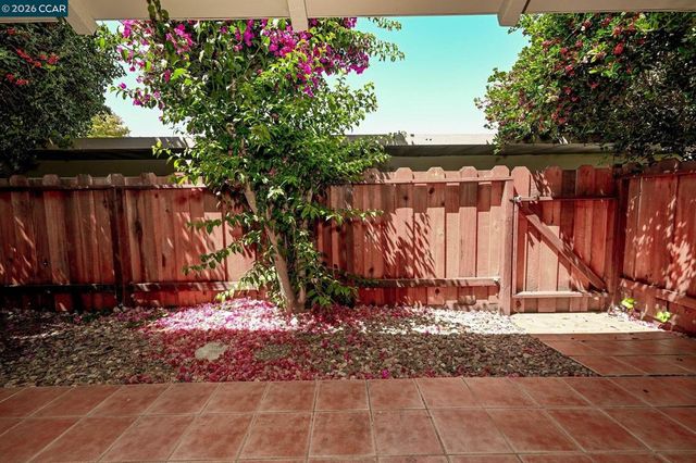 825 Oak Grove Rd 16, Concord, CA 94518