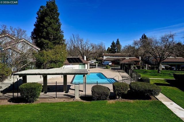 825 Oak Grove Rd 16, Concord, CA 94518