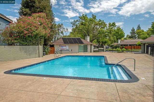 825 Oak Grove Rd 16, Concord, CA 94518