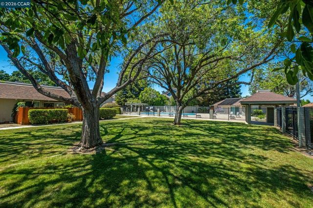 825 Oak Grove Rd 16, Concord, CA 94518