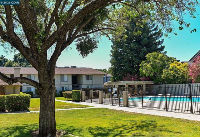 825 Oak Grove Rd 16, Concord, CA 94518