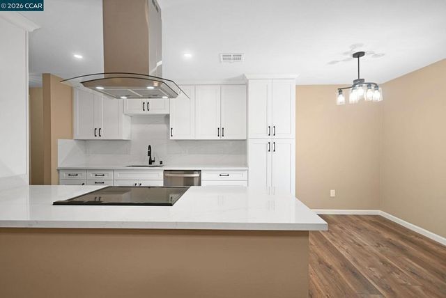 825 Oak Grove Rd 16, Concord, CA 94518