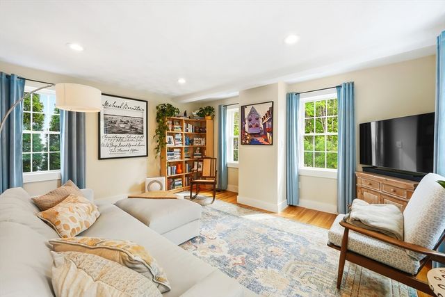 11 Beacon St, Woburn, MA 01801