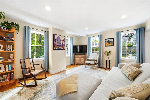 11 Beacon St, Woburn, MA 01801