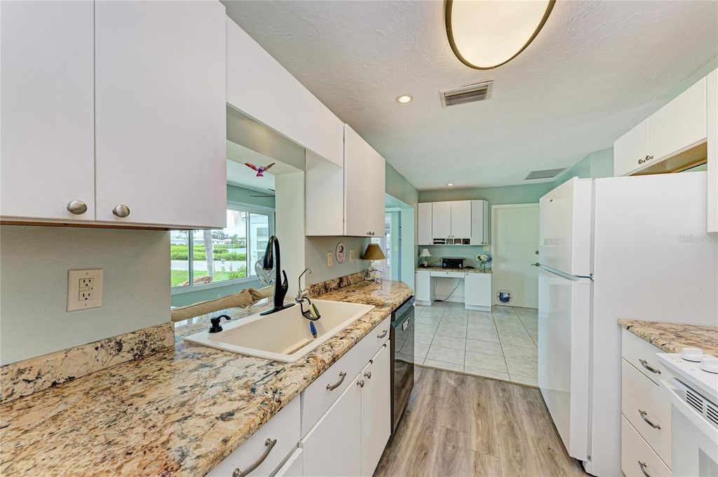 Image 11 of property listing at 4006 JOYCE DRIVE, Bradenton, FL 34208