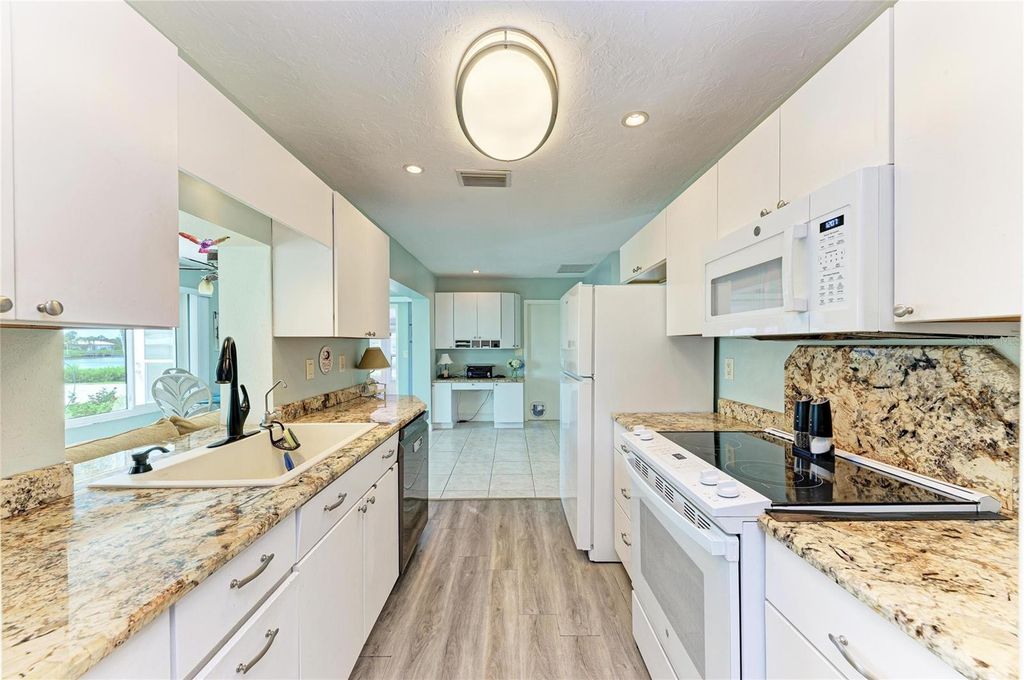 Image 12 of property listing at 4006 JOYCE DRIVE, Bradenton, FL 34208