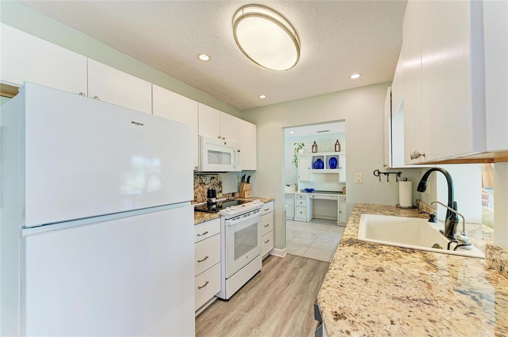 Image 13 of property listing at 4006 JOYCE DRIVE, Bradenton, FL 34208
