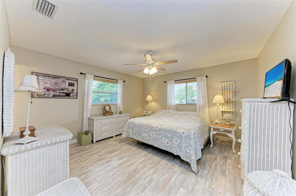 Image 21 of property listing at 4006 JOYCE DRIVE, Bradenton, FL 34208