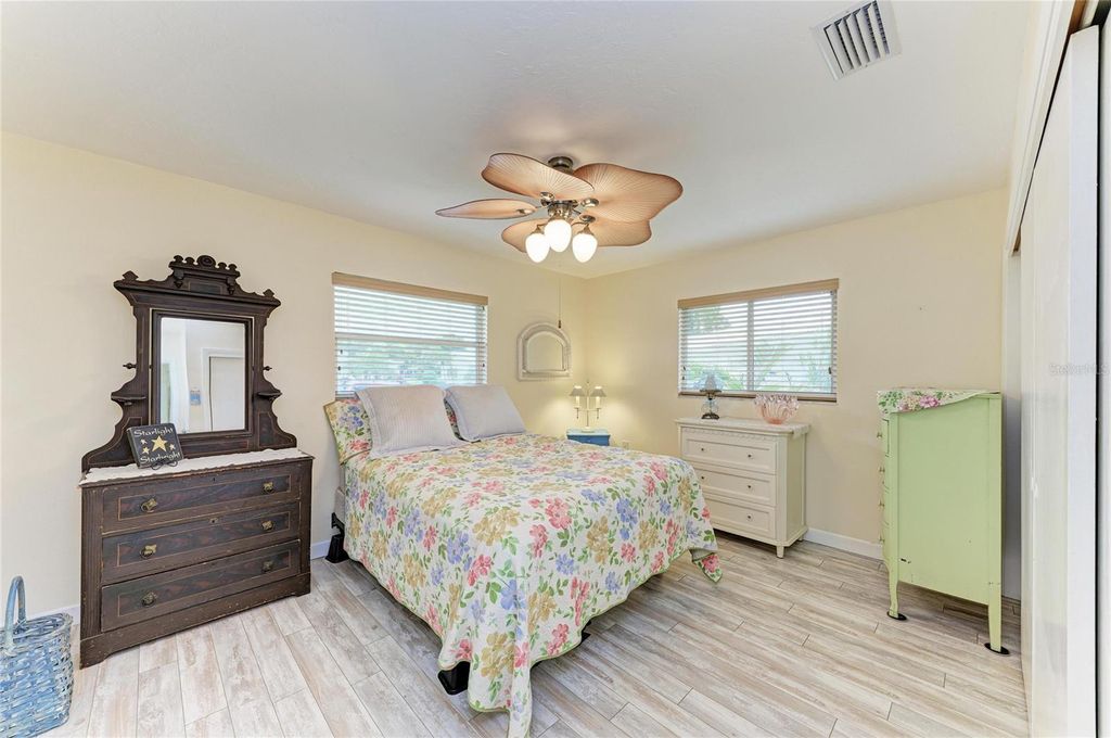 Image 25 of property listing at 4006 JOYCE DRIVE, Bradenton, FL 34208