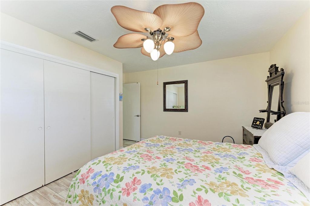Image 26 of property listing at 4006 JOYCE DRIVE, Bradenton, FL 34208