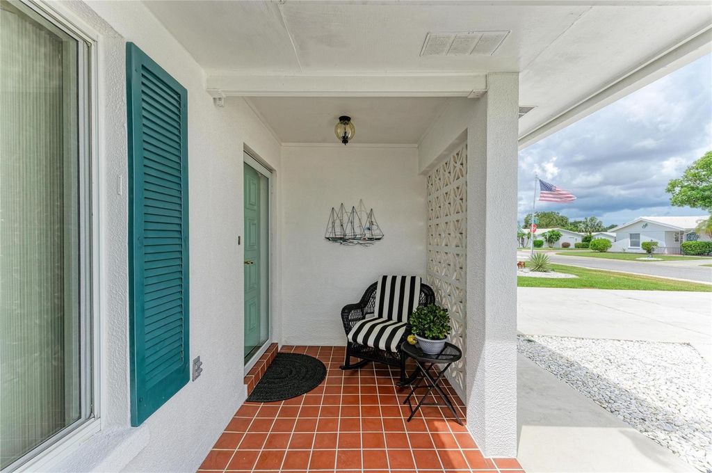 Image 6 of property listing at 4006 JOYCE DRIVE, Bradenton, FL 34208