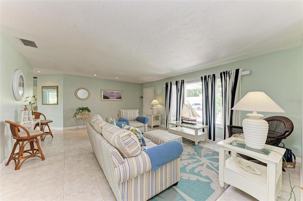 Image 7 of property listing at 4006 JOYCE DRIVE, Bradenton, FL 34208
