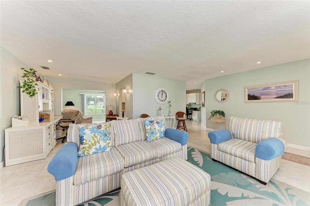 Image 8 of property listing at 4006 JOYCE DRIVE, Bradenton, FL 34208
