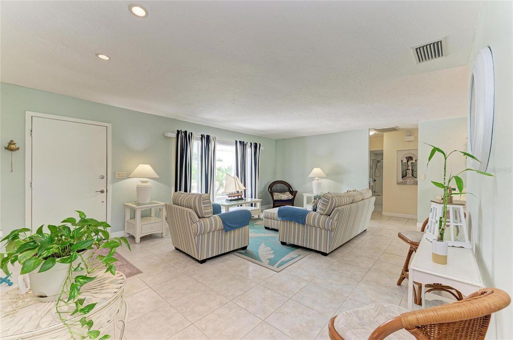 Image 9 of property listing at 4006 JOYCE DRIVE, Bradenton, FL 34208