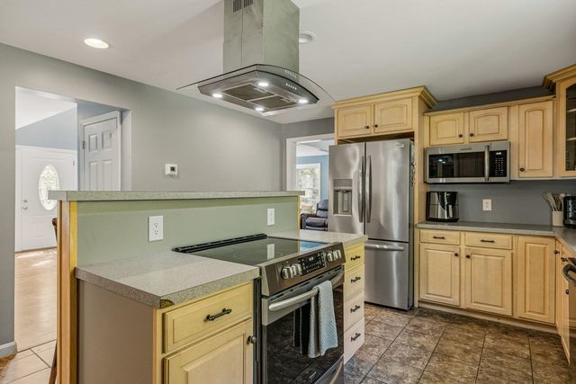 8 Lancelot Road, Farmington, NH 03835