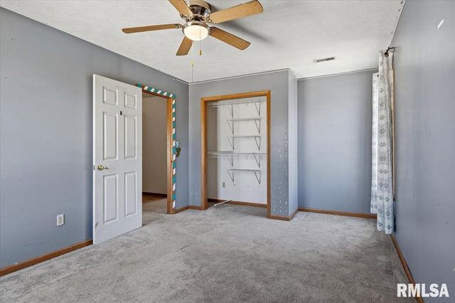 31 FAIRVIEW Boulevard, New Berlin, IL 62670