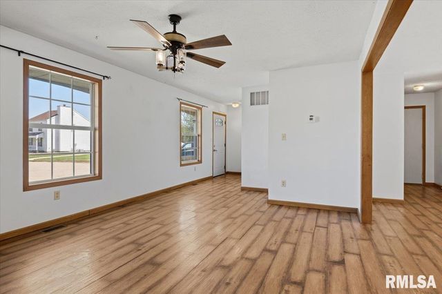 31 FAIRVIEW Boulevard, New Berlin, IL 62670
