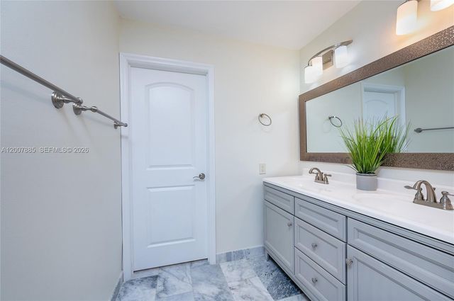 10340 NW 5th Ter 1-26, Miami, FL 33172