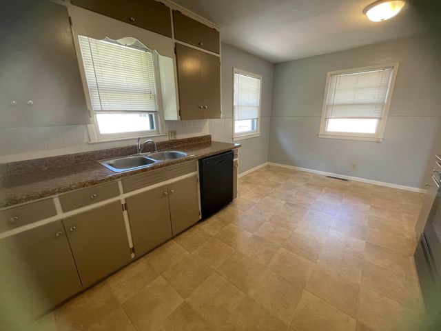 523 Alexander Dr, Haysville, KS 67060