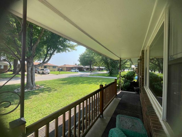 523 Alexander Dr, Haysville, KS 67060