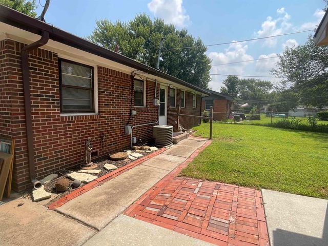 523 Alexander Dr, Haysville, KS 67060