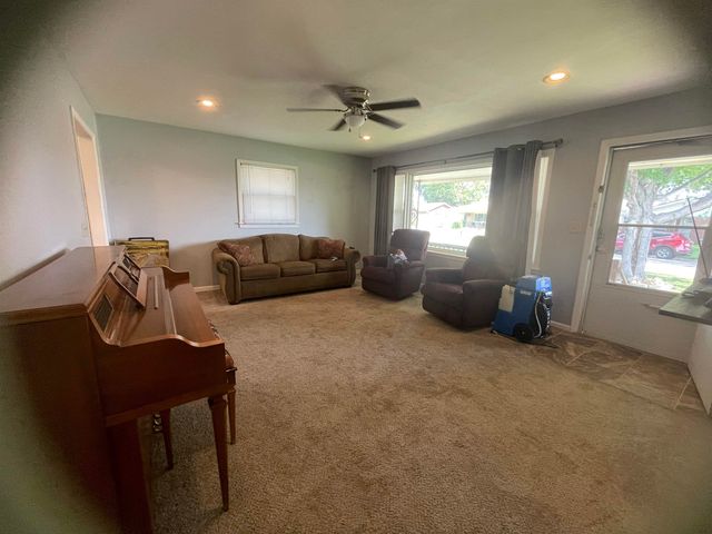 523 Alexander Dr, Haysville, KS 67060